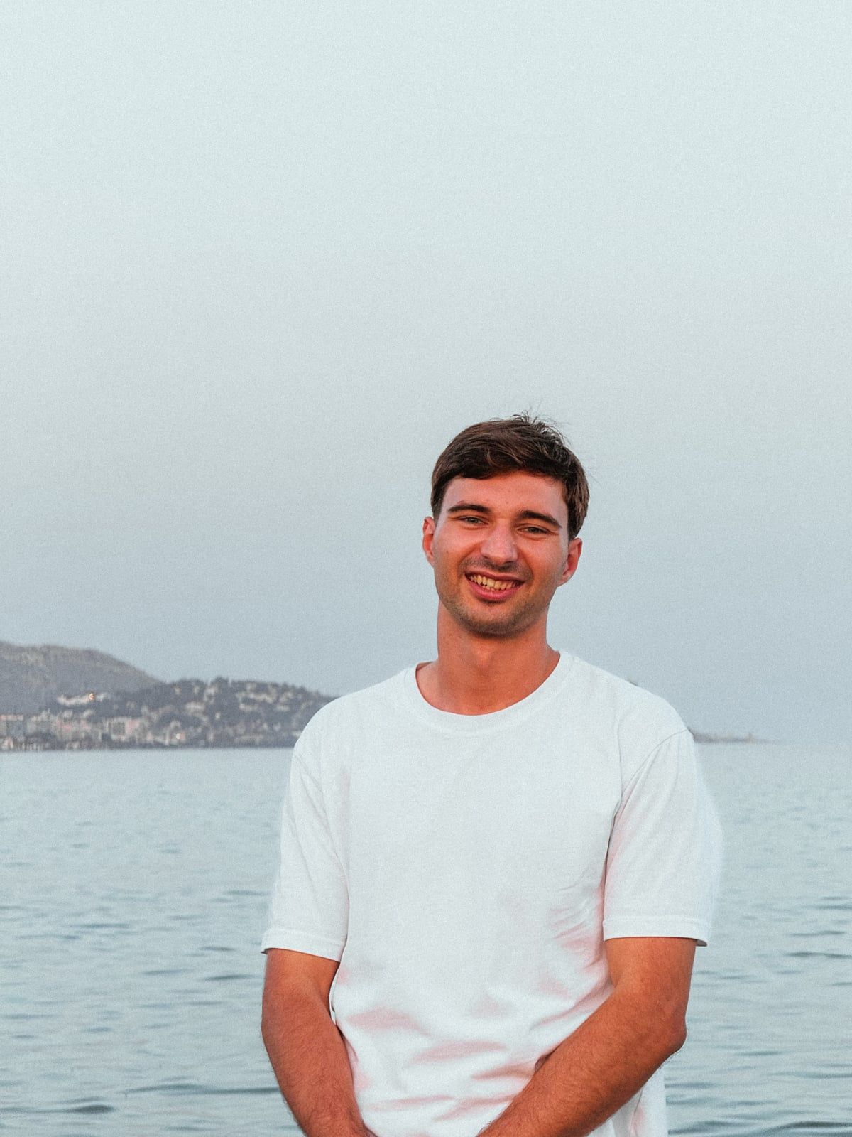 Serhii Kopytchuk sonriendo junto al mar