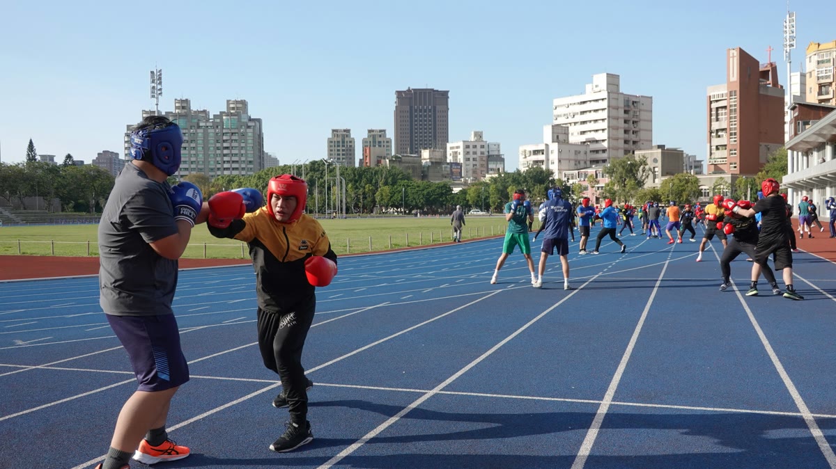 Beginner planning a weekly boxing schedule before a home training session