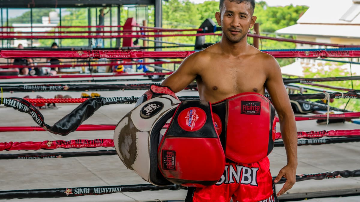Boxer holding an organized guard with relaxed shoulders and soft hands